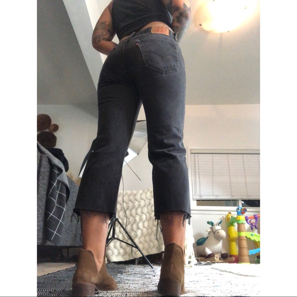 Levi’s Mom Jeans Cropped Faded Black Size 6/8
